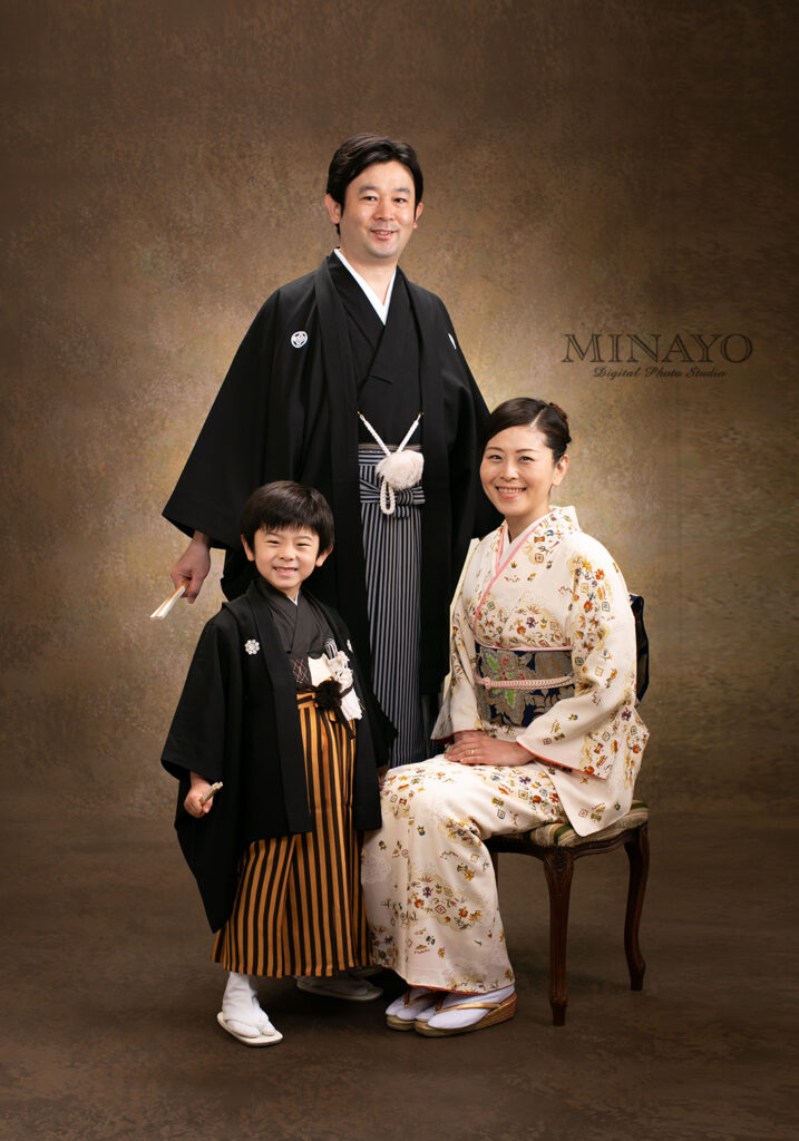 男性用袴、黒の着物と羽織で、袴は仙台平。日本男児の正装です。