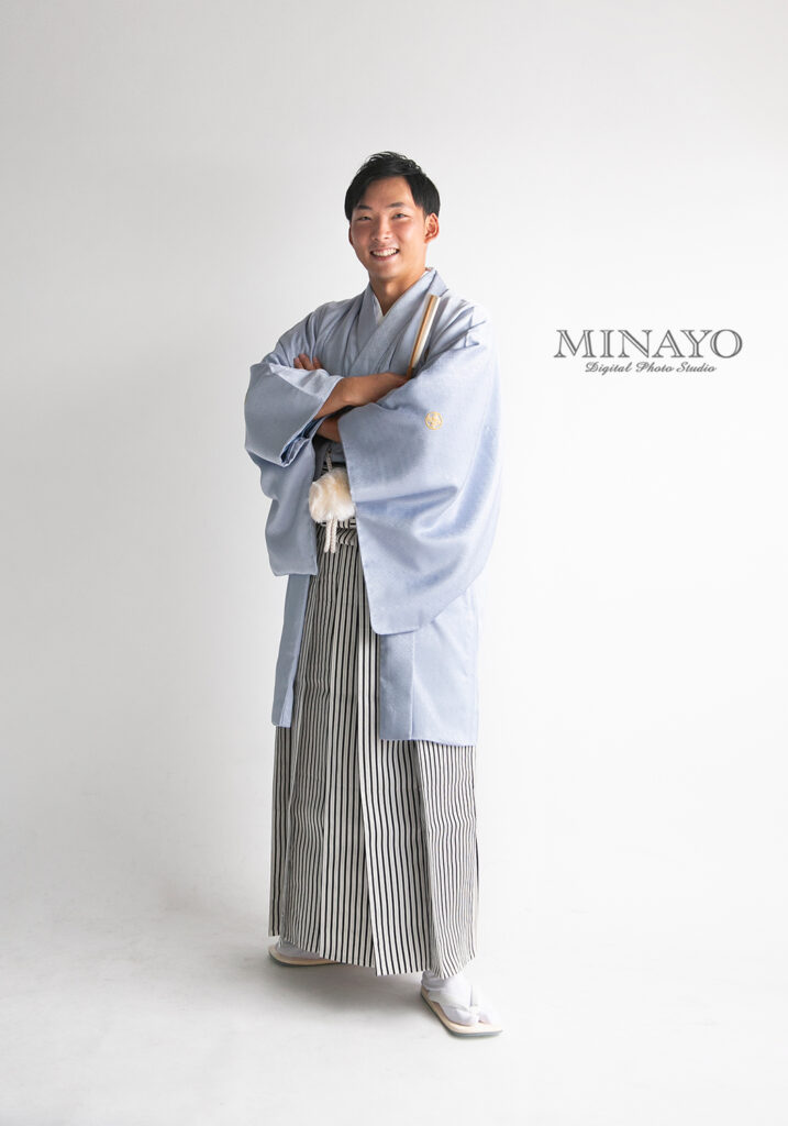 男性用袴、着物と羽織はブルーグレー、袴は白をベースにした仙台平です。