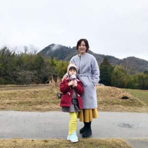 娘と、夫の実家付近で。