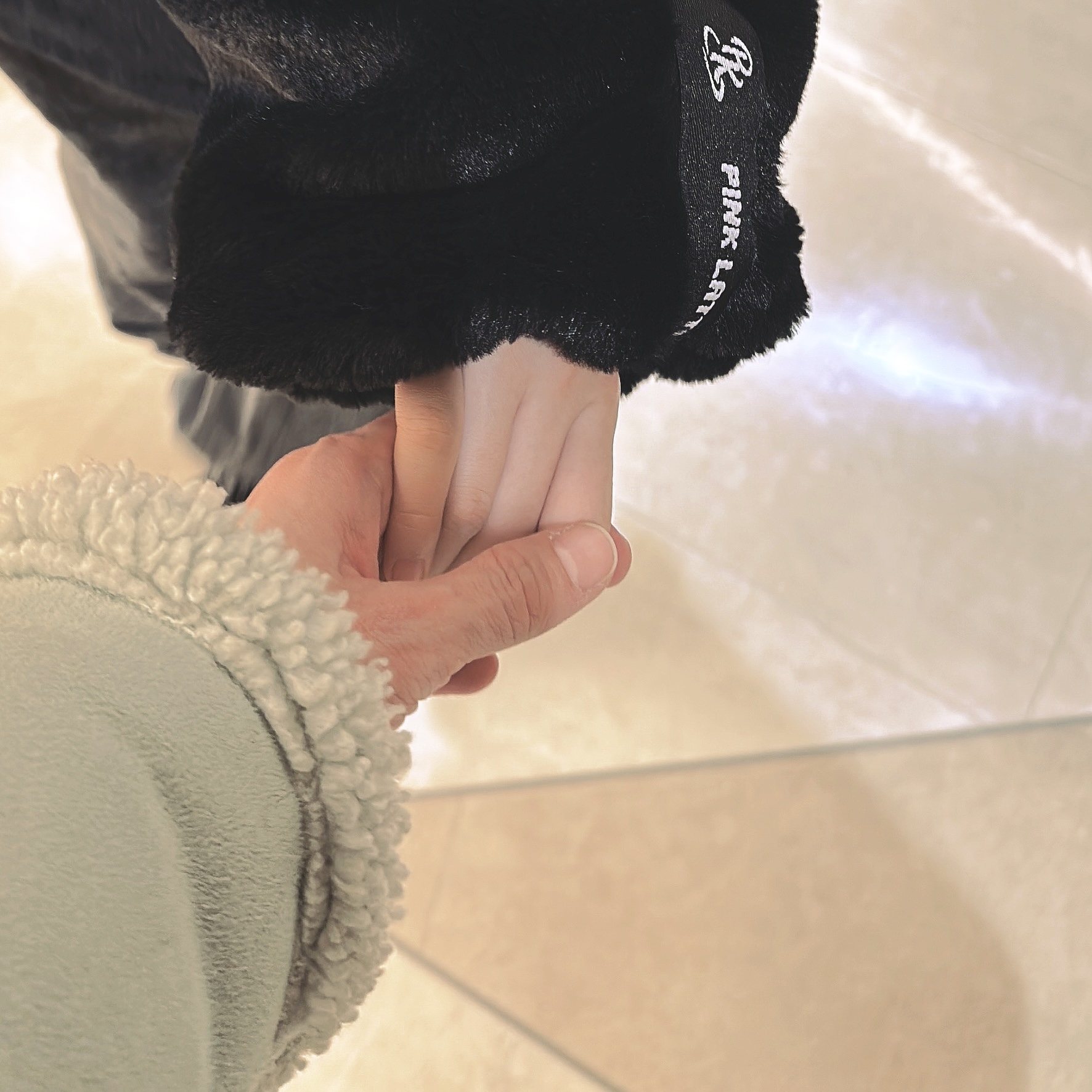 娘から手をつないでくれた写真